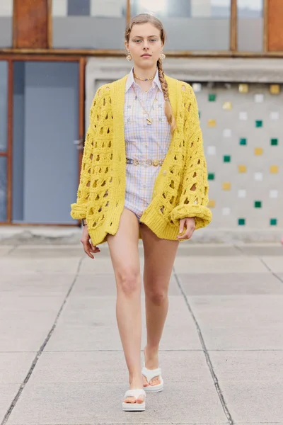 Look 10